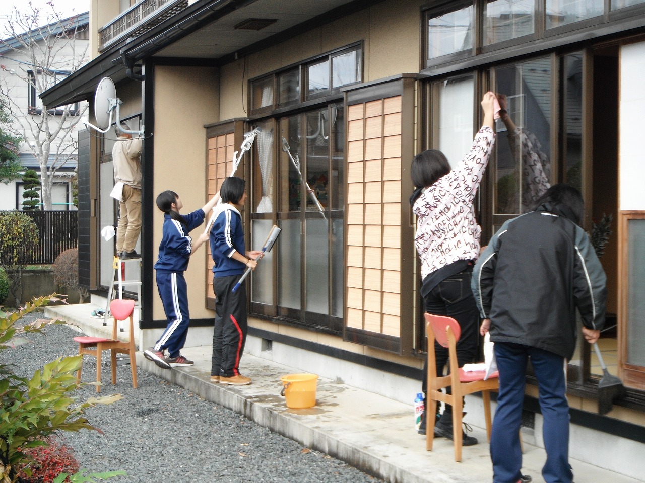 写真　中学生による清掃ボランティアの様子