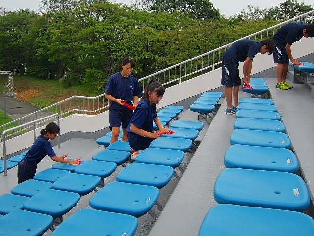 陸上競技場の座席清掃の様子.jpg